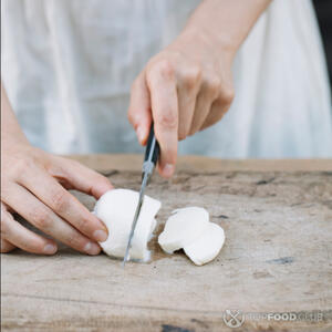 нарезать моцареллу