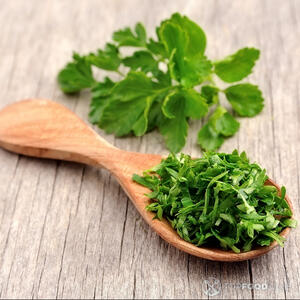 посыпать нарезанной петрушкой