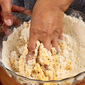 месить тесто руками