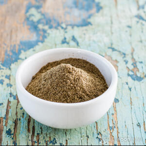 посыпать черным молотым перцем