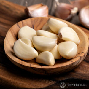 зубчики почищенного чеснока