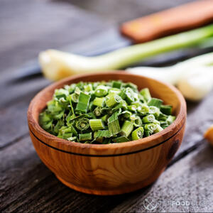 нарезанный зеленый лук