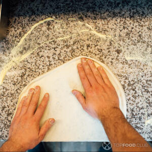 растянуть тесто на столе