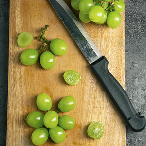 нарезает виноград