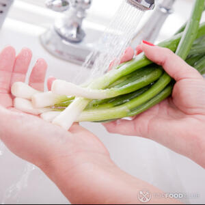 вымыть зеленый лук