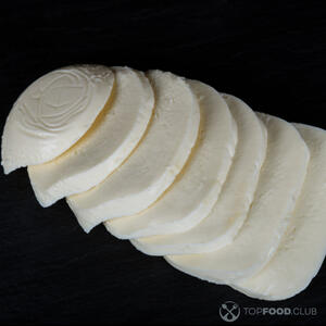 ломтики моцареллы