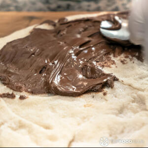 намазать нутеллу