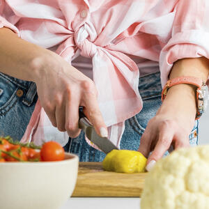 нарезает киви