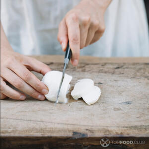 нарезать моцареллу