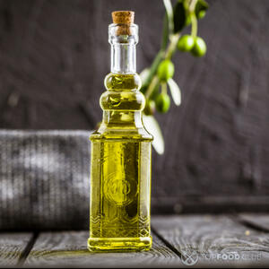 смазать тесто оливковым маслом