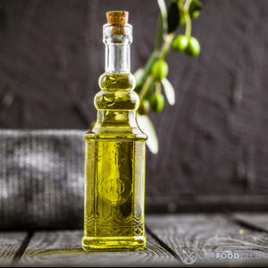 сбрызнуть пиццу оливковым маслом