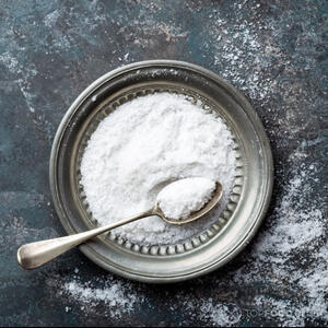 тесто посыпать солью