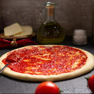 смазать основу для пиццы соусом