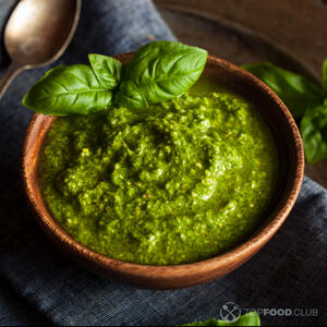 украсить соусом песто