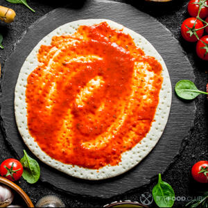 корж для пиццы с томатным соусом