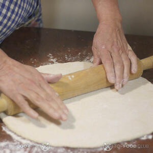 раскатывает тесто