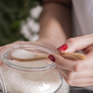 добавляет сахар