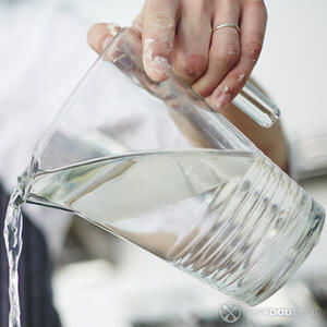 наливает воду