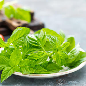 украсить листиками базилика