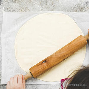 раскатывает тесто