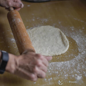 раскатывает тесто