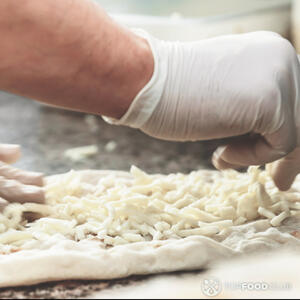 распределить сыр на тесто