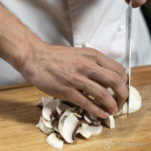 нарезает грибы