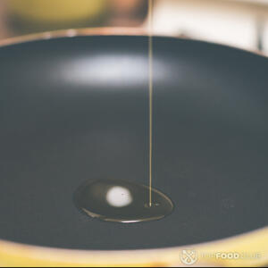 сковорода с оливковым маслом