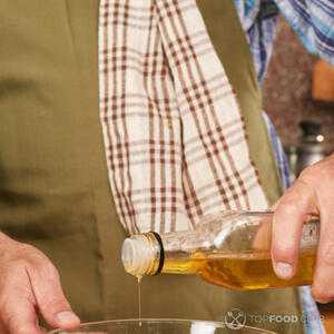 наливает масло