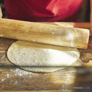 раскатывает тесто