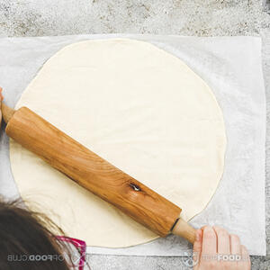 раскатывает тесто