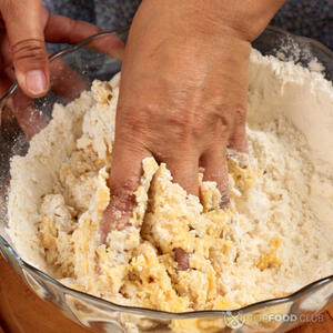 месить тесто руками