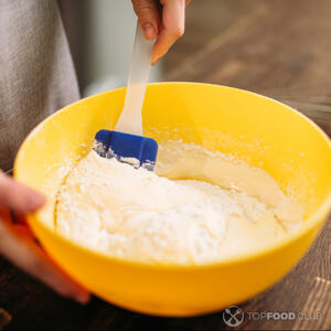 месить тесто силиконовой лопаткой