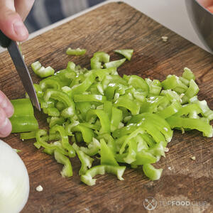 нарезает перец