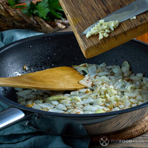 обжарить чеснок и лук