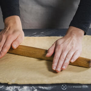 раскатывает тесто