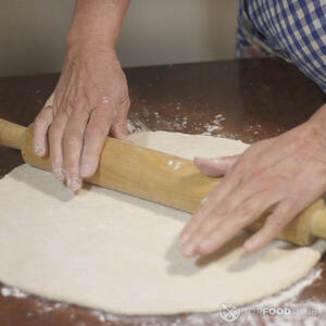 раскатывает тесто