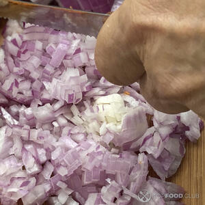 нарезает красный лук