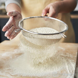 просеивает муку