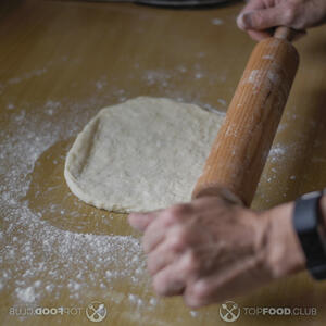 раскатывает тесто