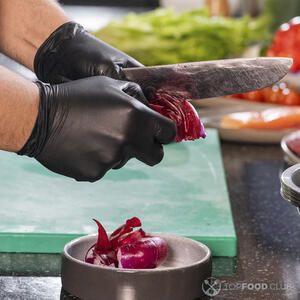 чистит красный лук