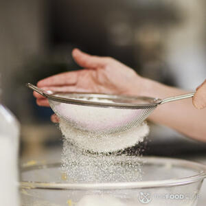 просеивает муку