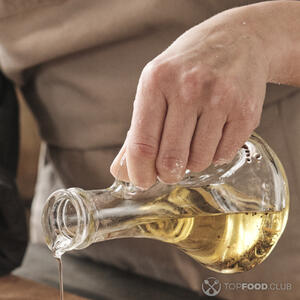 наливает масло
