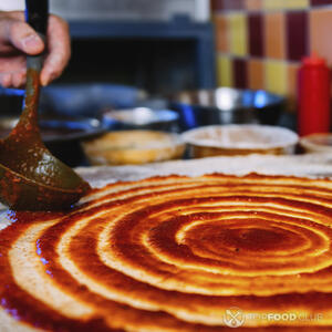 намазывает томатный соус