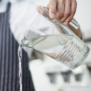 наливает воду