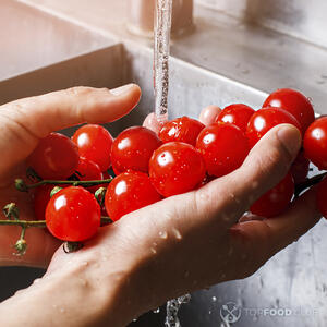 моет помидоры черри