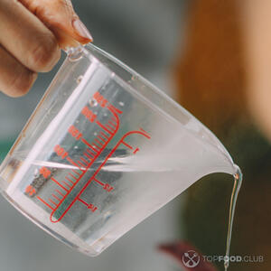 наливает воду