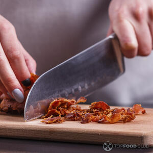 нарезает бекон