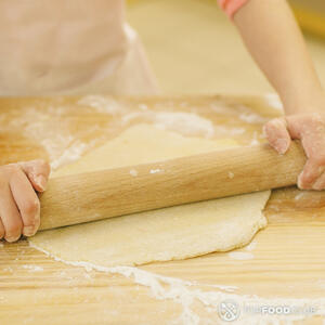 раскатывает тесто