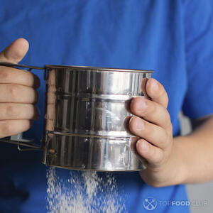 просеивает муку